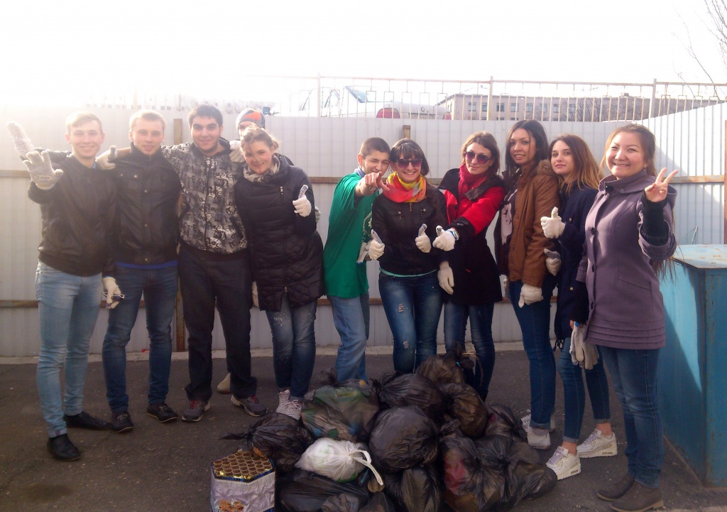 Студенты-экологи провели уборку территории ВолГУ.JPG